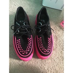 Cute pink and black creeper platforms!